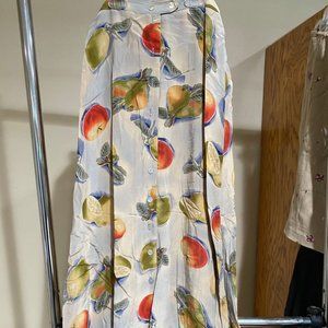Long skirt with fruit patterns